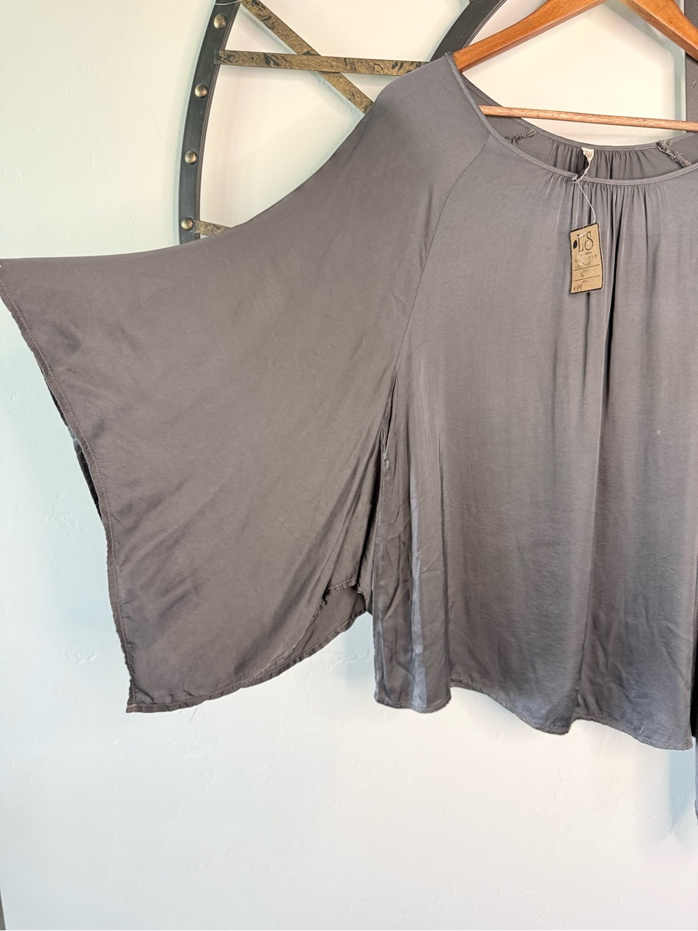 XCVI Gray Scoop-Neck flutter-Sleeve oversized flowy blouse - Picture 2 of 5